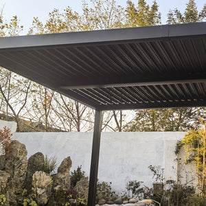 Pergola bioclimatique 4x3m structure et lames en aluminium gris Naxos vue de dessous avec les lames ouvertes et fermées selon le bloc