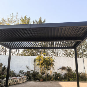 Pergola bioclimatique 4x3m structure et lames en aluminium gris Naxos avec lames ouvertes et fermées
