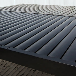 Pergola bioclimatique 4x3m structure et lames en aluminium gris Naxos vue de dessus avec lames fermées