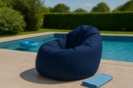 Pouf poire d'extérieur en mousse de polystyrène expansée recyclée Ohau bleu marine photo d'ambiance