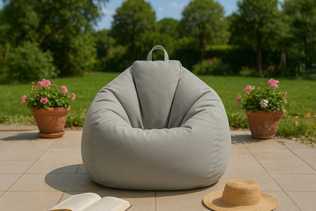 Pouf poire d'extérieur en mousse de polystyrène expansée recyclée Ohau gris fumée photo d'ambiance