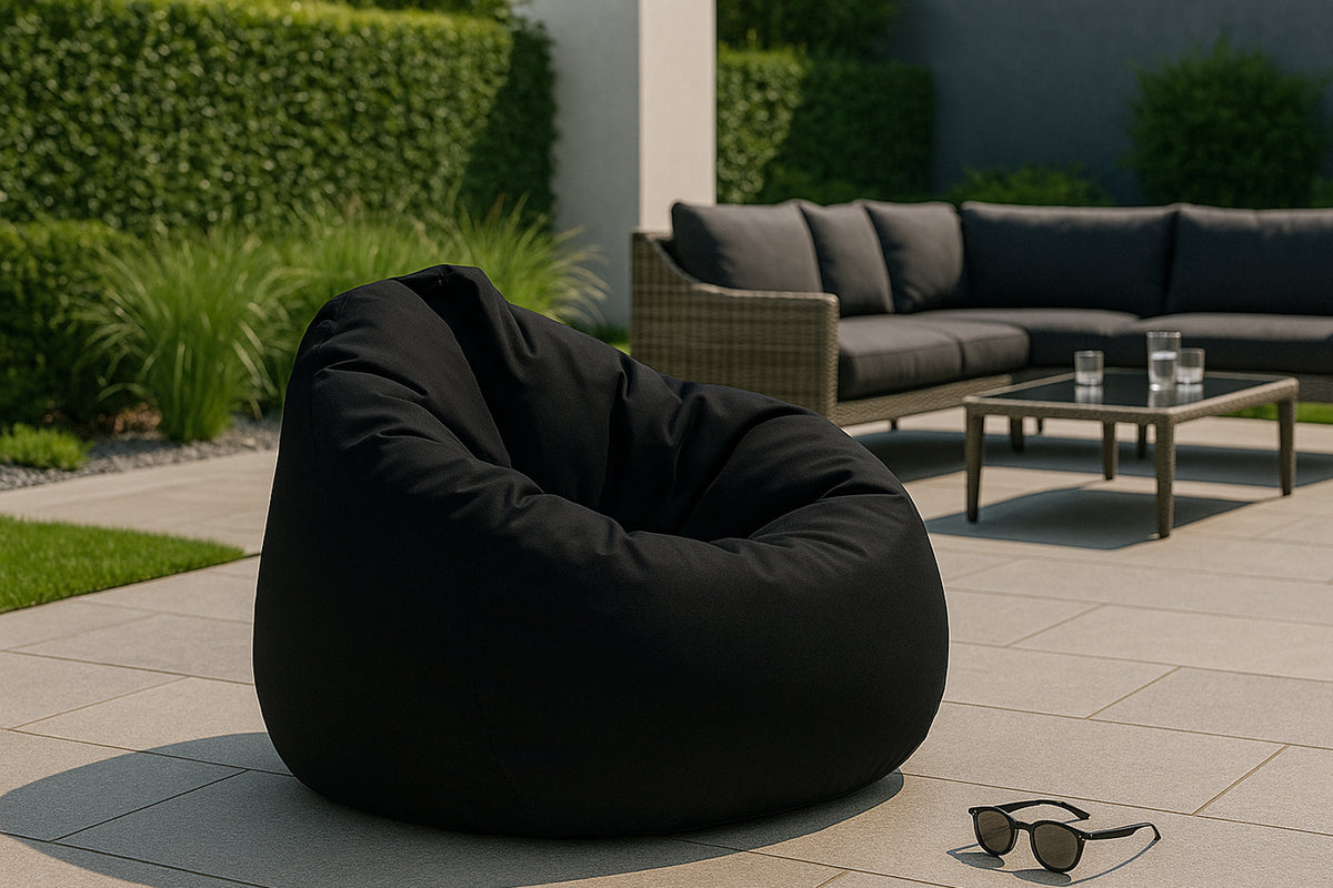 Pouf poire d'extérieur en mousse de polystyrène expansée recyclée Ohau noir photo d'ambiance
