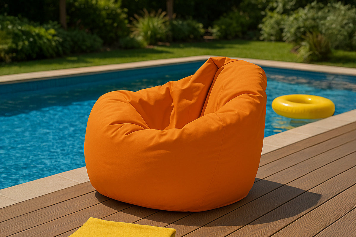 Pouf poire d'extérieur en mousse de polystyrène expansée recyclée Ohau orange photo d'ambiance