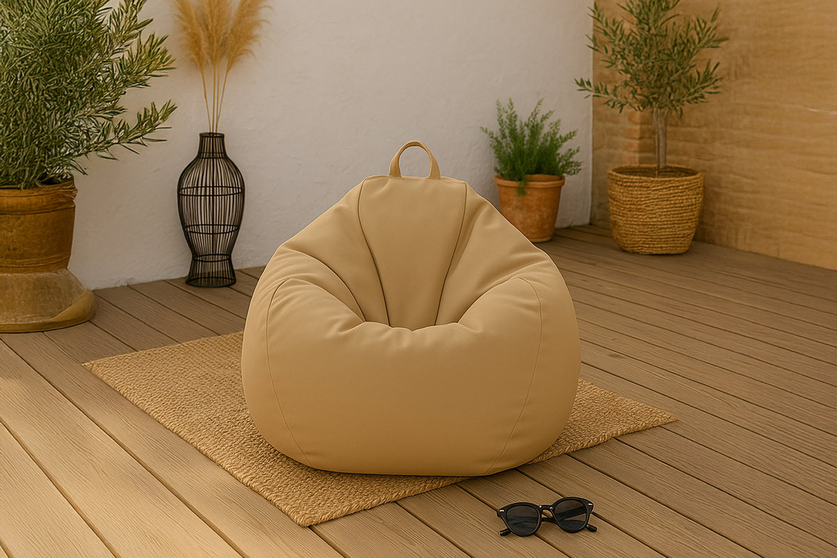Pouf poire d'extérieur en mousse de polystyrène expansée recyclée Ohau taupe photo d'ambiance