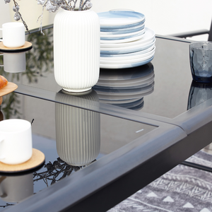 salon de jardin extensible en aluminium gris de 10 places Ravenne zoom sur le verre de la table