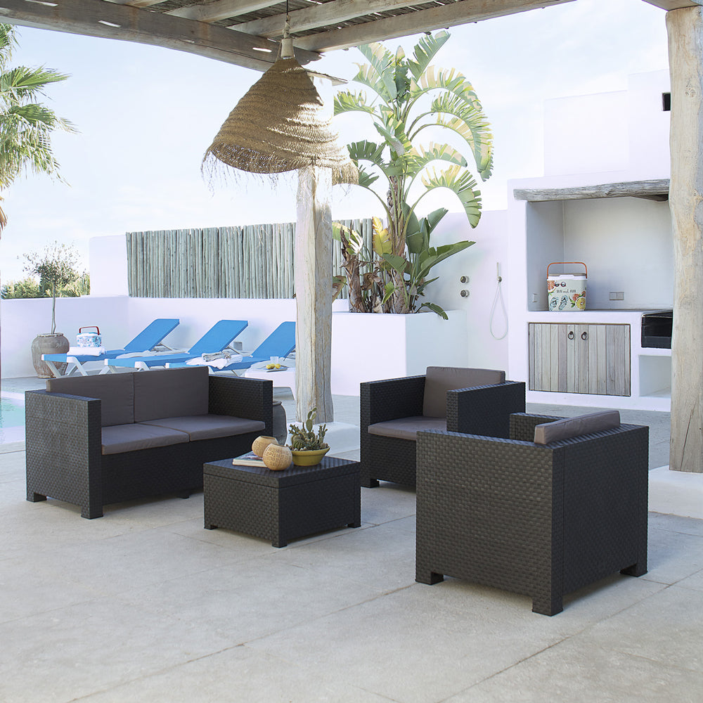 Salon de jardin 4 places en résine tressée gris avec table basse coffre Solis spacieux