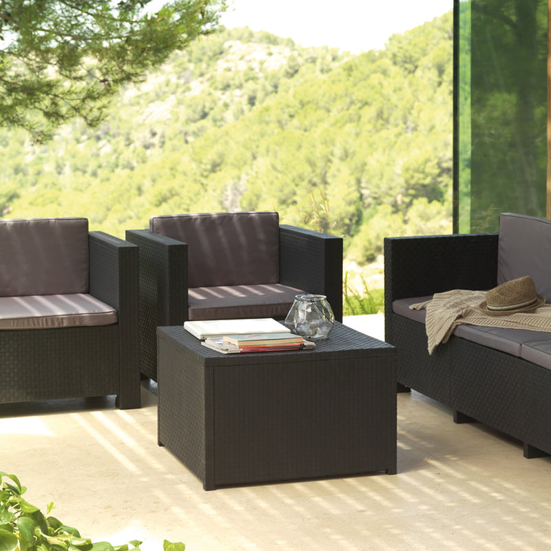 Salon de jardin 4 places en résine tressée gris avec table basse coffre Solis s'adapte à tous les styles