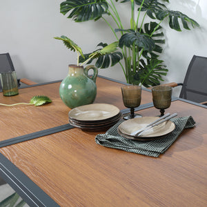 Salon de jardin 6 places anthracite et bois Foggia zoom sur le plateau effet bois