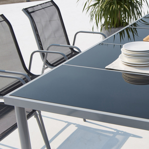 Salon de jardin aluminium gris 8 places Lusiana zoom sur table en verre trempé