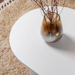 Table basse ovale blanche 119x60cm Azos zoom sur le plateau ovale