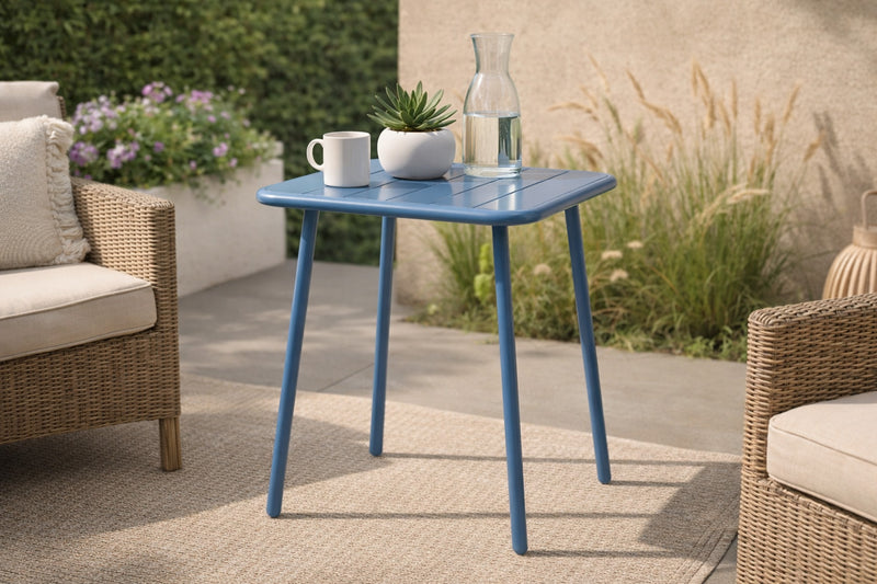table-carre-acier-bleu-2-places-exterieur-bergame-ambiance-face-concept-usine