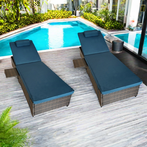 Lot de 2 transats en résine tressée inclinable avec tablette pliable Punta Cana bleu foncé et marron ambiance