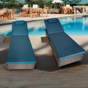 Lot de 2 transats en résine tressée inclinable avec tablette pliable Punta Cana bleu foncé et marron piscine