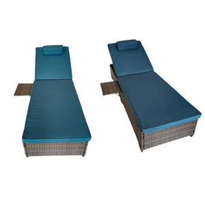 Lot de 2 transats en résine tressée inclinable avec tablette pliable Punta Cana bleu foncé et marron ambiance fond blanc