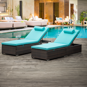 Lot de 2 transats en résine tressée inclinable avec tablette pliable Punta Cana bleu et marron ambiance