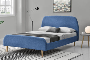 structure de lit scandinave 160x200 cm tissu bleu avec pieds en bois Sandvik 