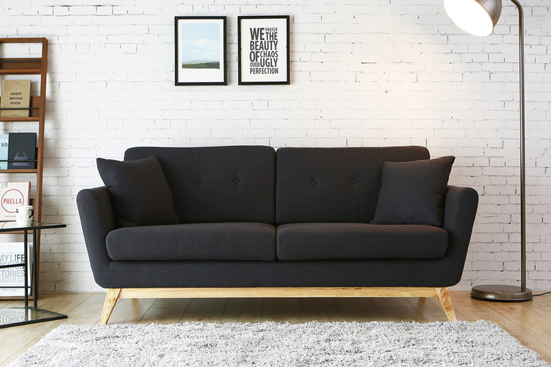Canapé de style nordique et chic Hoga Gris anthracite sur fond Blanc
