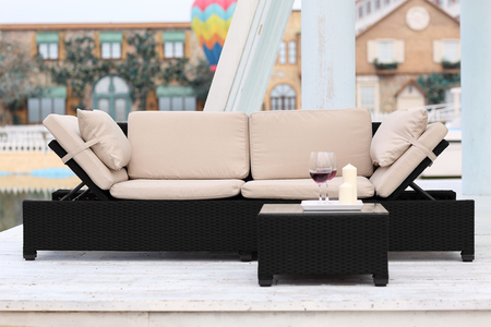 salon de jardin en résine tressée Corfú sur fond Blanc Ecru et Noir 