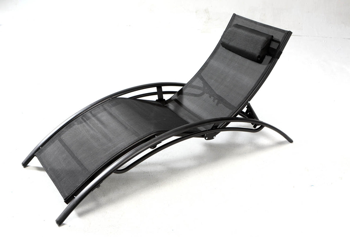 transat ajustable et empilable avec pieds en acier Limea noir sur fond Blanc