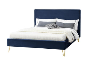 Structure de lit Riverside en velours Bleu et pieds laiton de 160 sur fond Blanc