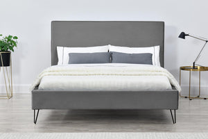 Structure de lit Riverside en velours de 140 Gris et pieds Noirs