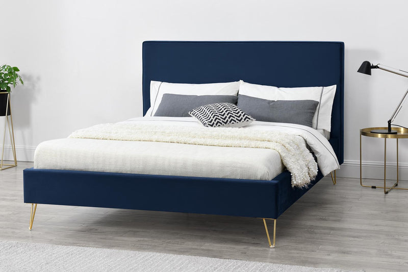Structure de lit Riverside en velours Bleu et pieds laiton de 160