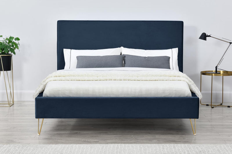 Structure de lit Riverside en velours et pieds laiton Bleu de 140