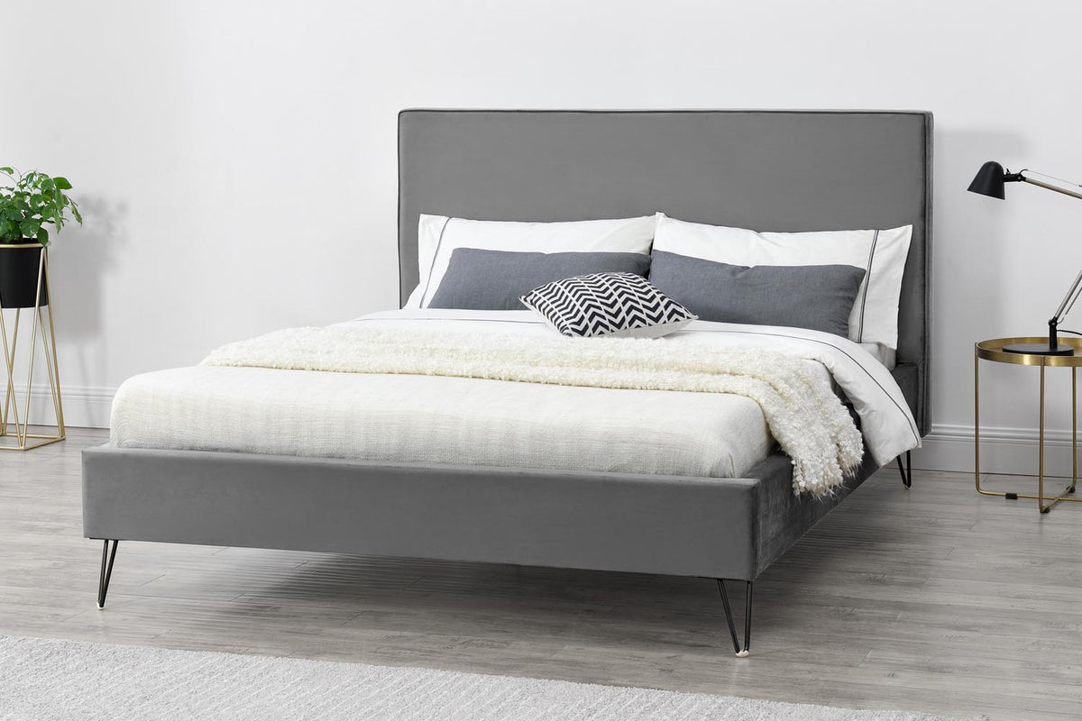Structure de lit Riverside en velours Gris et pieds Noirs de 140