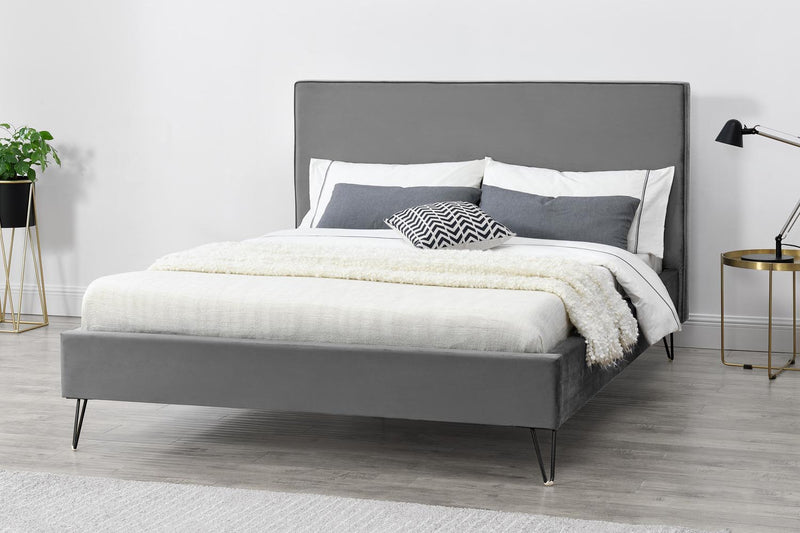 Structure de lit Riverside en velours Gris et pieds Noirs de 140