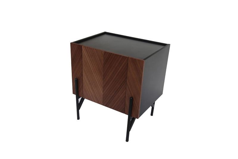 Mueble appoint vintage noyer avec placard sur fond Blanc