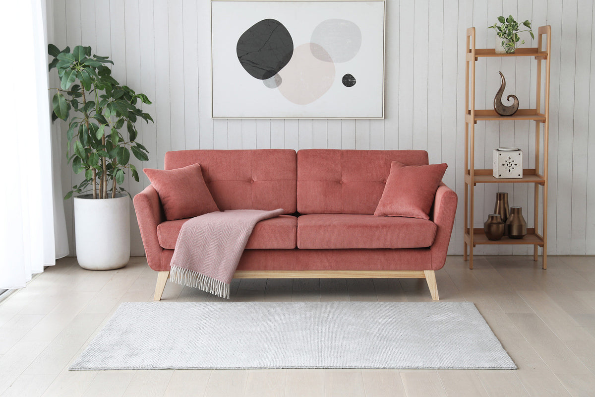 Canapé scandinave 3 places + 2 coussins velours côtelé écureuil ambiance