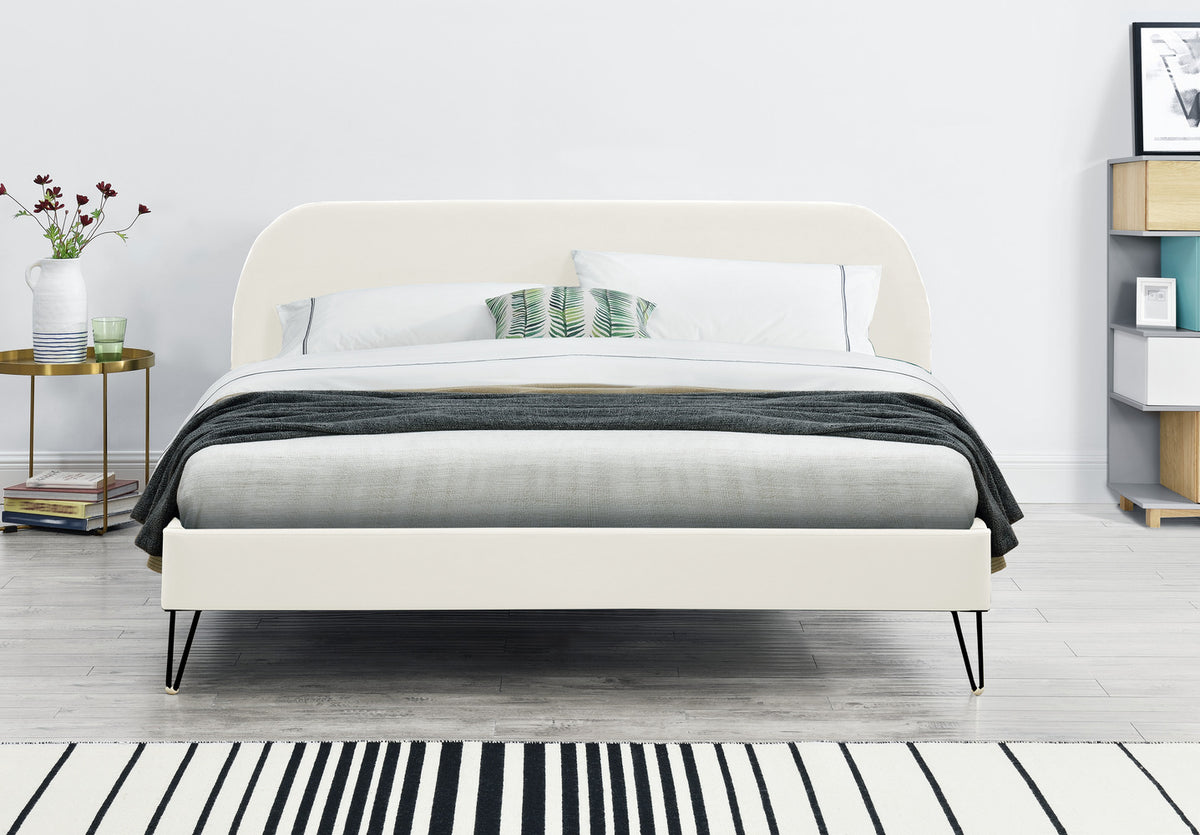 cadre de lit en velours beige 160 sur fond Blanc