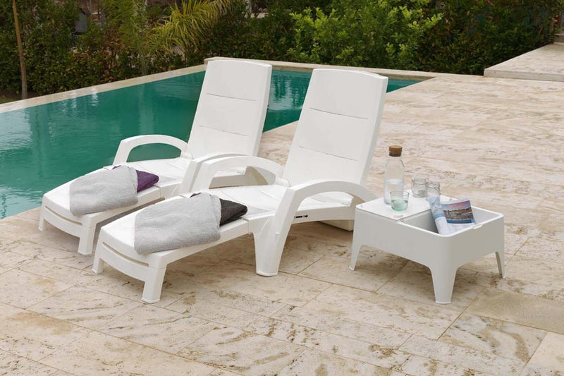 lot de 2 transats en plastique recyclé + table Doral Blanc