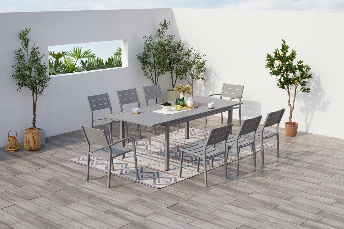 table de jardin extensible pour 8 personnes avec 2 fauteuils et 6 chaises